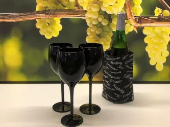 Blindweinprobe mit schwarzen Gläsern (© Elke Metzger)