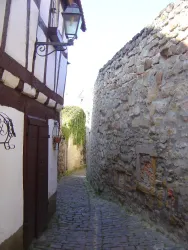 Freinsheim - Stadtmauer, schmaler Durchgang (© Urlaubsregion Freinsheim)