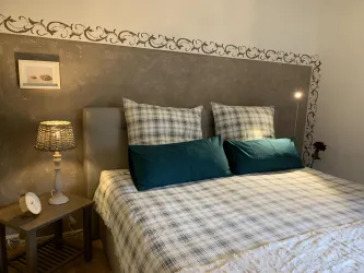 Schlafzimmer mit Boxspringbett 1 (© Familie Schwab)