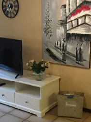 Wohnzimmer mit Fernseher (© Familie Schwab)