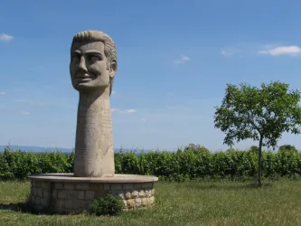 Oschelskopfskulptur mit Ruhebank (© Urlaubsregion Freinsheim)