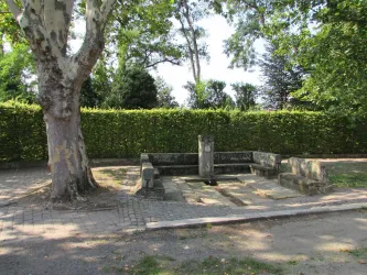 Guter Brunnen mit Baum und grüner Hecke (© Urlaubsregion Freinsheim)