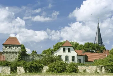 Stadtmauer mit Wehrturm u. Wohnhaus (© Jörg Dörr)
