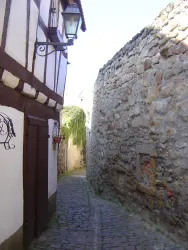 Altstadtgasse schmaler Durchgang (© Urlaubsregion Freinsheim)