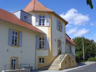 Spital, Seitenansicht mit Treppe (© Urlaubsregion Freinsheim)