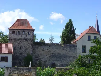 Stadtmauer mit Wehrturm (© Jörg Dörr)