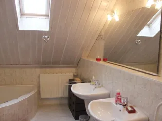 Bad mit Doppelwaschbecken und Wanne