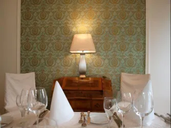 Turmzimmer, gedeckter Tisch mit schöner Wandverkle (© Volker Gilcher)