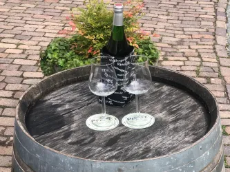 Weingläser auf Fass,  Weinprobe (© Urlaubsregion Freinsheim - Elke Metzger)