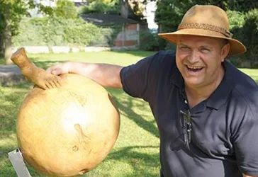 Heiko Strasser mit einer Holz (© Heiko Strasser)