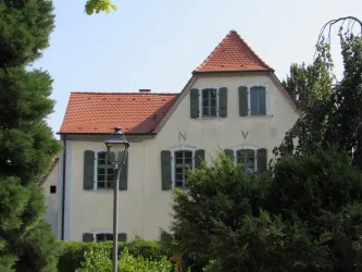Gottfried-Weber-Haus, Vorderseite m. Bäumen (© Urlaubsregion Freinsheim)