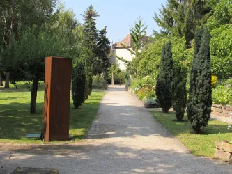 Apothekergarten, Weg mit Zypressen und Skulptur (© Urlaubsregion Freinsheim)