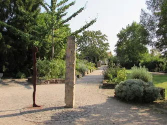 Apothekergarten, Weg mit Begrünung u. 2 Skulpturen (© Urlaubsregion Freinsheim)