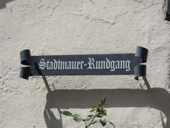 Schild Stadtmauer Rundgang (© Urlaubsregion Freinsheim - E. Metzger)