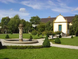 Barockgarten, Grünfläsche, Brunnen u. Haus (© Urlaubsregion Freinsheim)