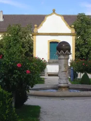 Barockgarten, Blick auf Brunnen u. Haus (© Urlaubsregion Freinsheim)