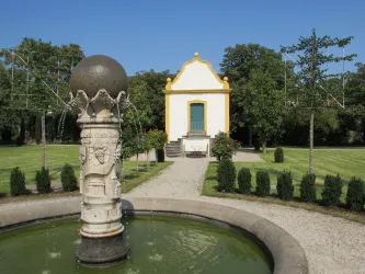 Barockgarten  mit Brunnen u. Haus (© Urlaubsregion Freinsheim)
