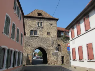 Haintor mit Haintorstraße (© Urlaubsregion Freinsheim)