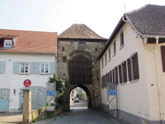 Haintor außen mit Fallgitter Haintorstraße (© Urlaubsregion Freinsheim)