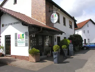 Zum Storchennest_Außenansicht 2_deskline (© Landhotel Storchennest)