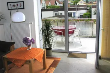 Blick vom Wohnzimmer auf den Balkon_Wohnung Sonnen