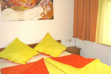 Schlafzimmer_Doppelbett_Wohnung Sonnenschein