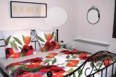 Doppelbett Schlafzimmer_Wohnung Regenbogen