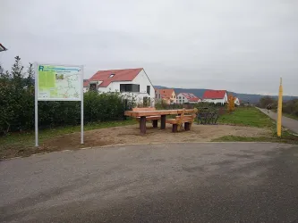 Barrierefreier Rastplatz mit Infotafel
