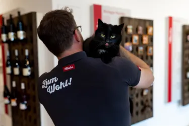 Inhaber Lutz Heissler mit Katze