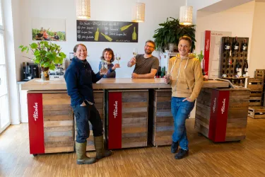 Das Team in der Vinothek