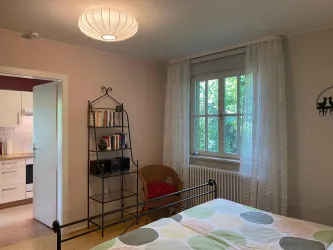 Fenster mit Fliegengitter und Verdunklung