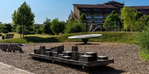 Spielgeräte im Hintergrund die Parkklinik