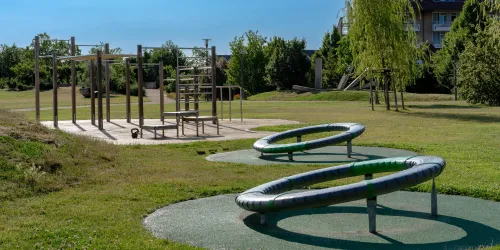Spielelemente auf der Wiese