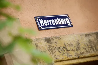 Schild über dem Eingang (© Stadt Bad Dürkheim)