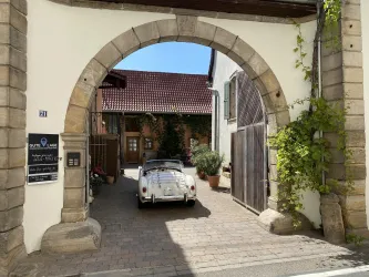 Hofeinfahrt (© Ferienwohnungen An der Weinstraße)
