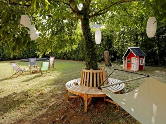 Garten mit Spielhaus und Liegestühlen (© Stadt Bad Dürkheim)