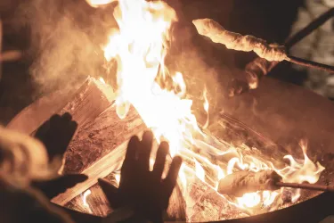 Lagerfeuer und Stockbrot sorgen für Wärme.