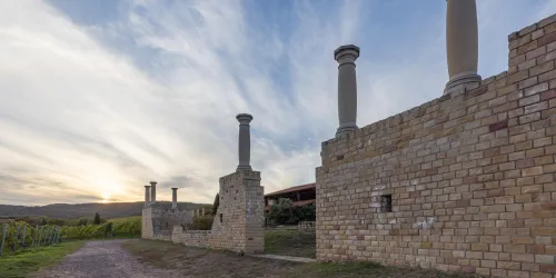 Säulen mi Steinmauer (© Stadt Bad Dürkheim)