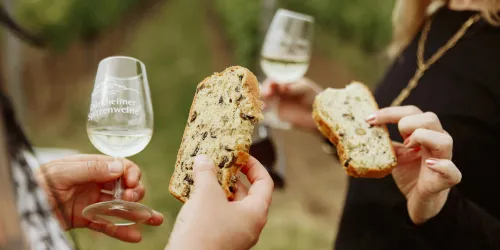 Olivenbrot und Wein