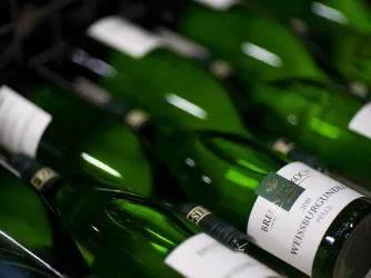 Weingut Brenneis-Koch-Weinflaschen (© Lena Geib Photographie)