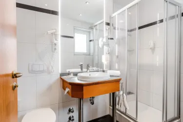 Bad Doppelzimmer