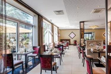 Restaurant mit Gartenblick