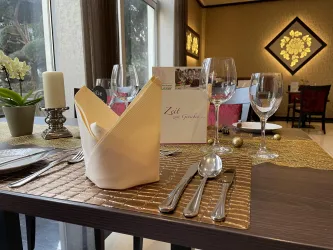 Restaurant mit Gartenblick