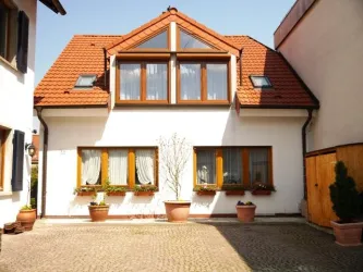 Hausansicht mit Stellplatz