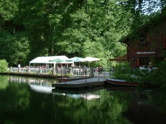 Seitenansicht Blockhaus Isenachweiher (© Stadt Bad Dürkheim)