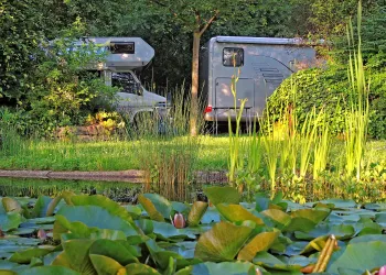 Wohnmobilstellplatz mit Teich