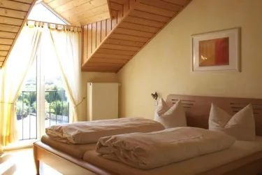 Doppelbett obere Etage (© Gästehaus im Weingut Karst)