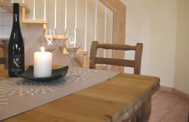 Esstisch untere Etage (© Gästehaus im Weingut Karst)