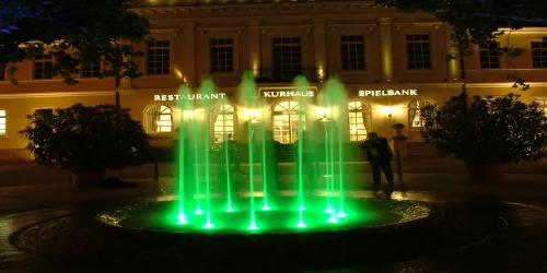 Spielbank Außenansicht mit Brunnen (© Stadt Bad Dürkheim)