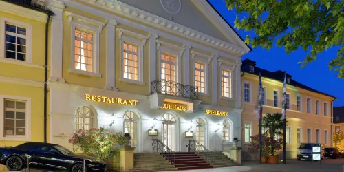 Spielbank Außenansicht am Abend (© Stadt Bad Dürkheim)